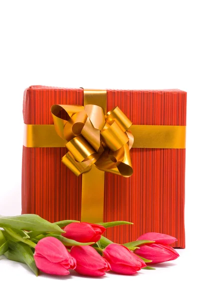Rote Tulpen und Geschenkbox — Stockfoto
