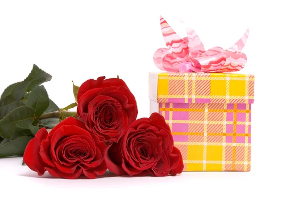 Rode rozen en doos van de gift — Stockfoto