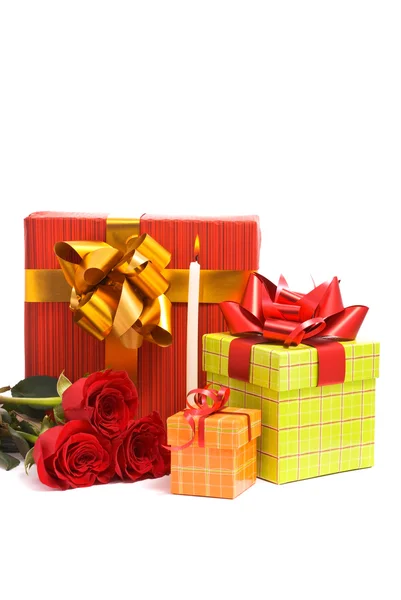 Rosas vermelhas e caixas de presente — Fotografia de Stock