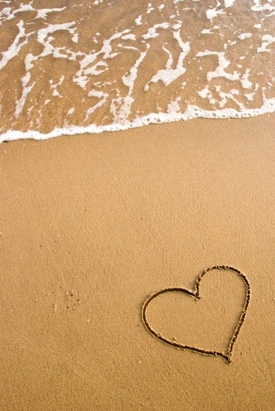 Herzsimbol im Sand — Stockfoto