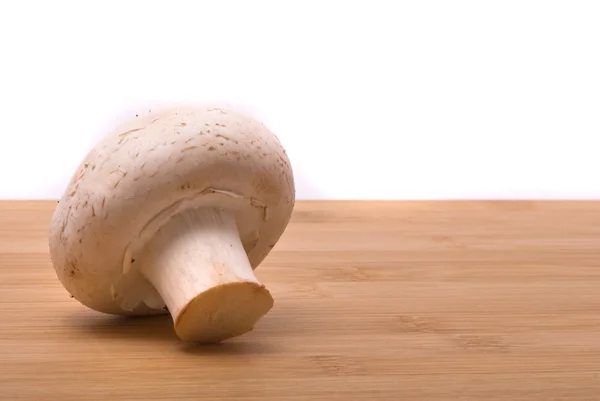 在菜板上的鲜蘑菇 — 图库照片