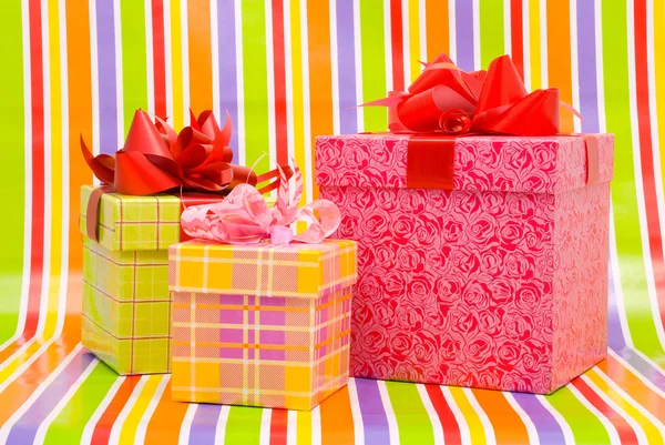 Cajas de regalo sobre un fondo de rayas — Foto de Stock