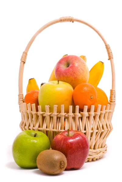 Корзина с разноцветными фруктами — стоковое фото