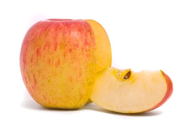 Розрізане жовте стигле яблуко — стокове фото