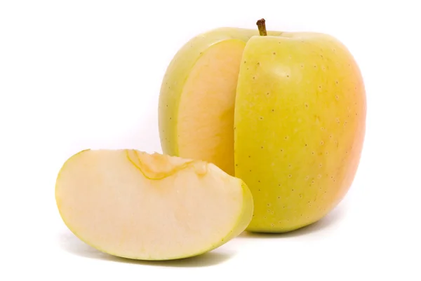 Sárga érett alma szeletelt — Stock Fotó