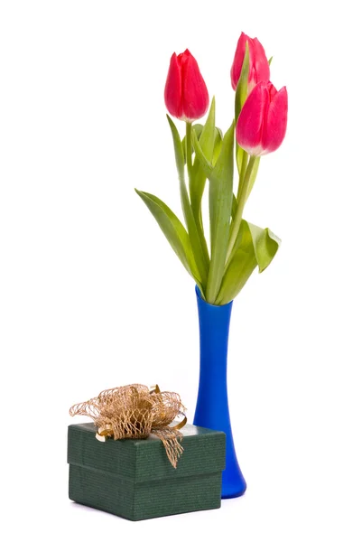Tulipanes rojos en jarrón azul — Foto de Stock