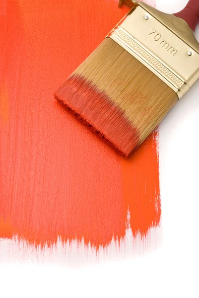 Professioneller Pinsel mit roter Farbe — Stockfoto
