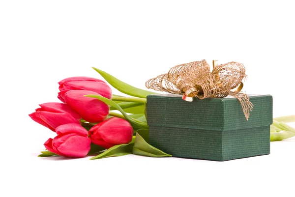 Czerwone tulipany i pudełko — Zdjęcie stockowe