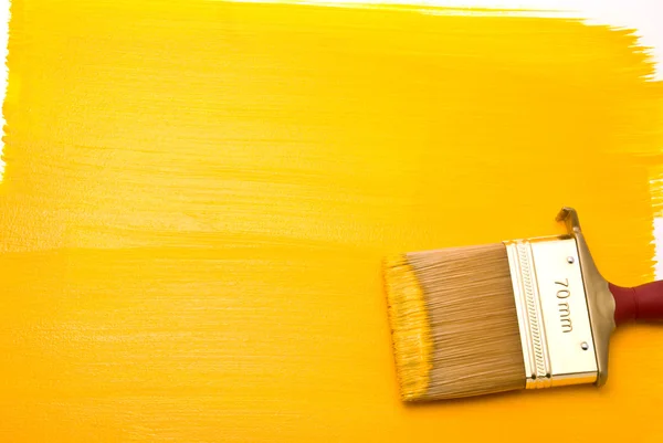Professioneller Pinsel mit gelber Farbe — Stockfoto