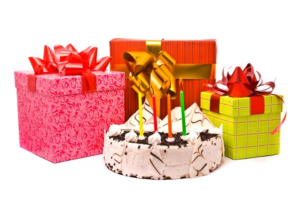 Kuchen mit vier Kerzen und Geschenken — Stockfoto