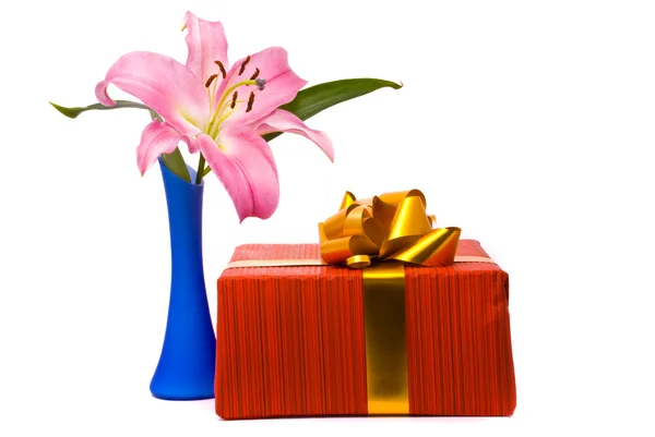 Lírio rosa e caixa de presente — Fotografia de Stock