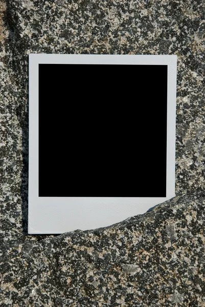 Спорожнити фотокартку на кам'яному фоні — стокове фото