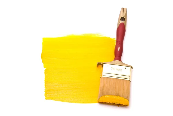 Escova profissional com tinta amarela — Fotografia de Stock