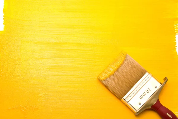 Επαγγελματική βούρτσα με κίτρινο χρώμα — Φωτογραφία Αρχείου