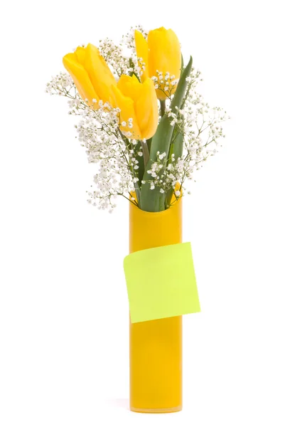 Жовті тюльпани з папером — стокове фото
