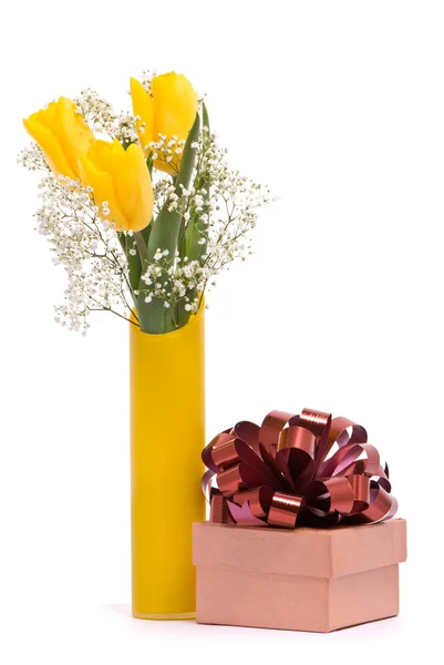 Bukett från gula tulpaner och presentask — Stockfoto