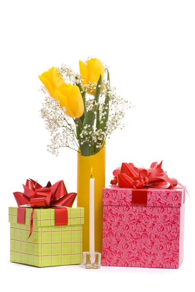 Bouquet di tulipani gialli e confezione regalo — Foto Stock