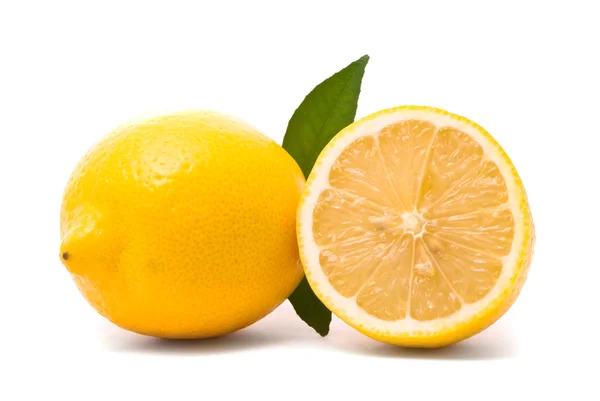 Limón con hojas frescas — Foto de Stock