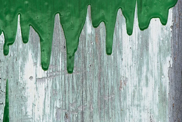 Tinta verde derramando na parede — Fotografia de Stock