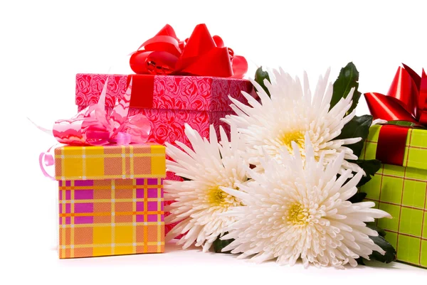 Κουτιά δώρων με όμορφα λουλούδια — Φωτογραφία Αρχείου