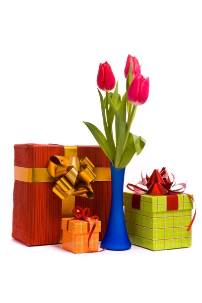 Красные тюльпаны в синей вазе и подарочной коробке — стоковое фото