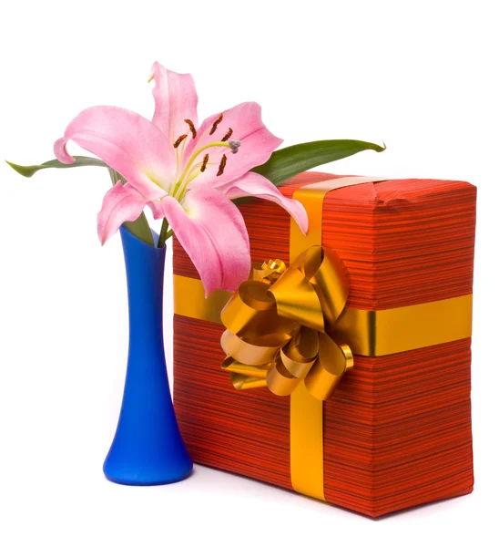 Pink lily and gift box on a white — Stock Photo, Image