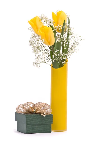 Ramo de tulipanes amarillos y caja de regalo — Foto de Stock