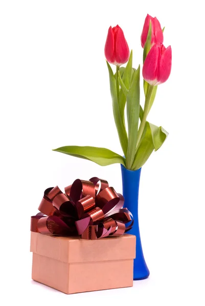 在蓝色的花瓶和礼品盒红色郁金香 — 图库照片