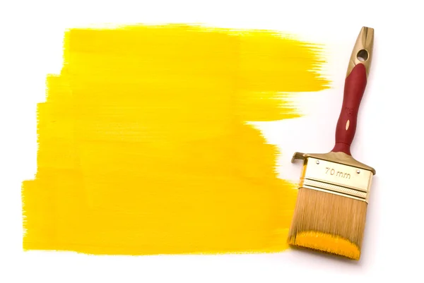 Професійний пензель з жовтою фарбою — стокове фото