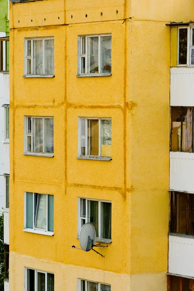 Vista de perto de um edifício de vários andares — Fotografia de Stock