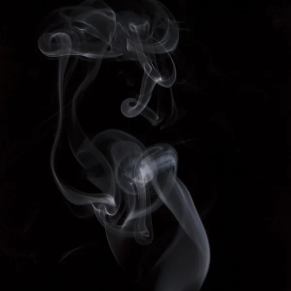 Rauch auf schwarzem Hintergrund — Stockfoto
