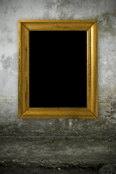 Старая гранж-стена с винтажной золотой рамой — стоковое фото