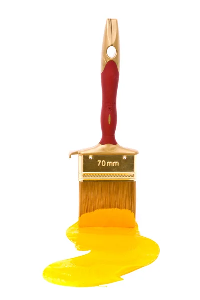 Профессиональная кисть с желтой краской — стоковое фото