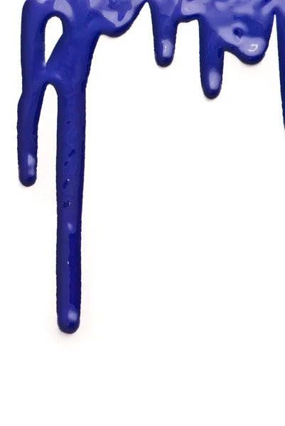 Blauwe verf gieten op wit — Stockfoto