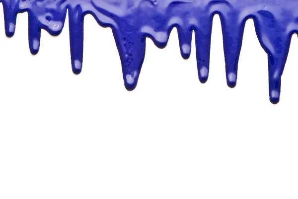 Синя фарба наливається на білий фон — стокове фото