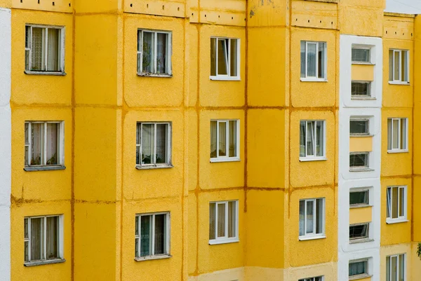 Vista de primer plano de un edificio de varios pisos — Foto de Stock