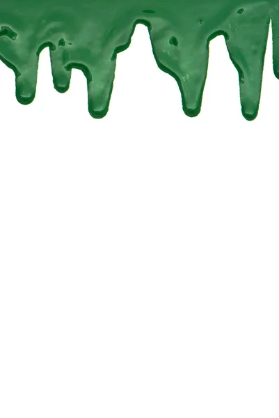 Groene verf gieten op witte achtergrond — Stockfoto
