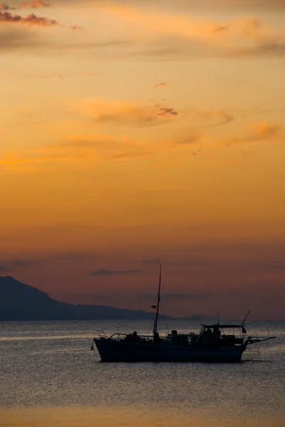 Silhouette of a boat in sea — Stock Photo, Image