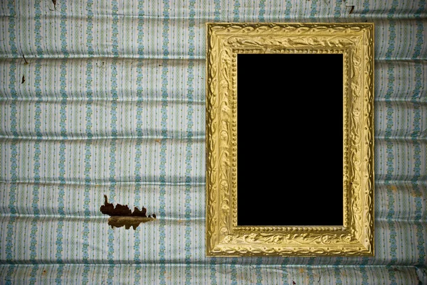 Gammel grunge væg med vintage guld ramme - Stock-foto
