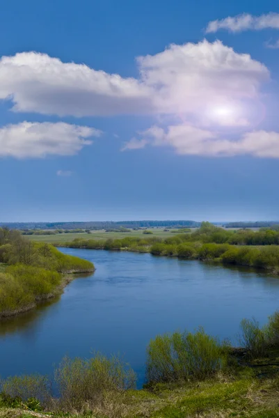 Vista sul fiume primaverile, effetto sole — Foto Stock