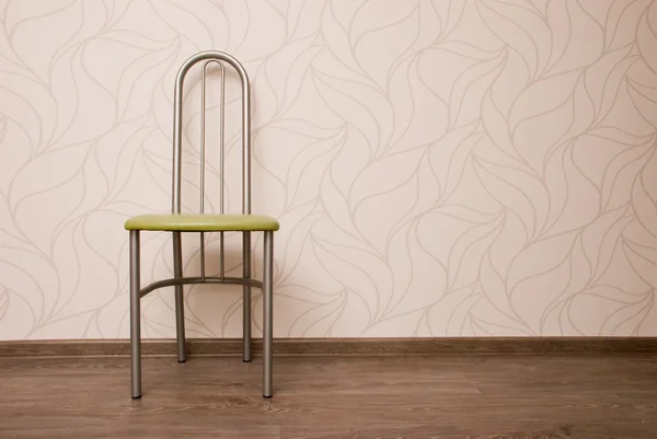 Cadeira única contra uma parede bege — Fotografia de Stock