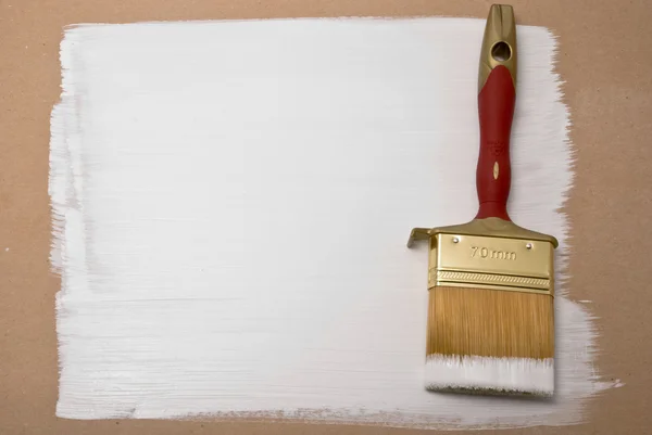 Beyaz boyalı profesyonel fırça. — Stok fotoğraf