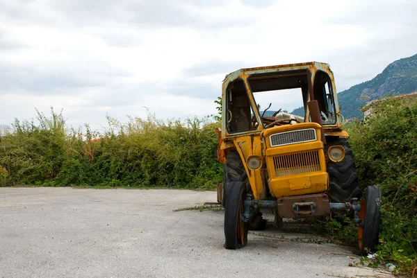 Старий трактор — стокове фото