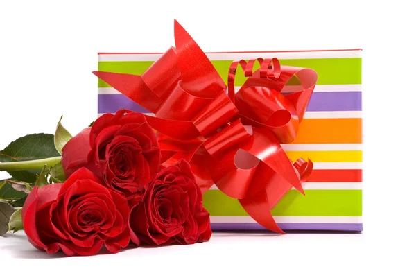 Rote Rosen und Geschenkbox — Stockfoto