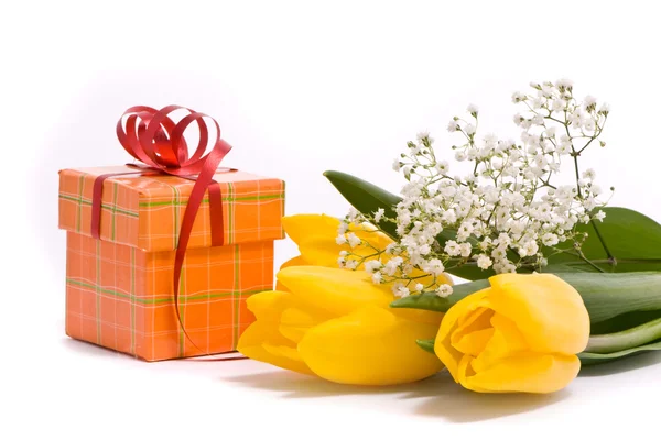Żółte tulipany i pudełko — Zdjęcie stockowe