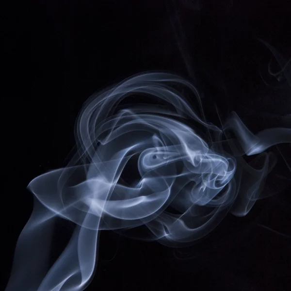 Fumée bleue sur fond noir — Photo