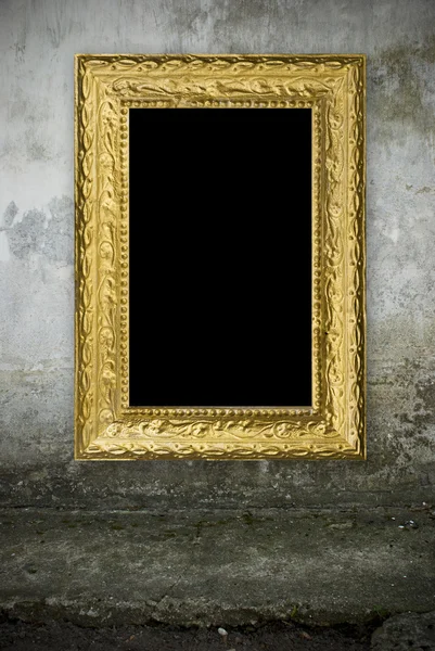 Гранж-стена с винтажной золотой рамой — стоковое фото