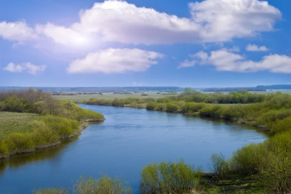 Widok na rzekę wiosna, słoneczny efekt — Zdjęcie stockowe