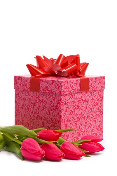 Rode tulpen en doos van de gift — Stockfoto