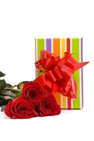 Czerwone róże i pudełko — Zdjęcie stockowe
